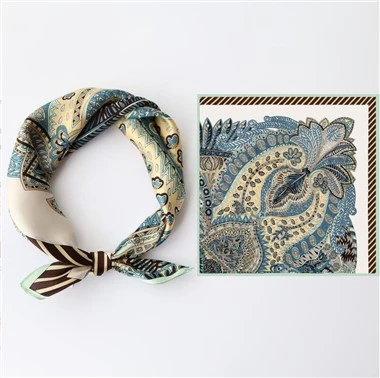 Bandana carré en soie à impression numérique personnalisé